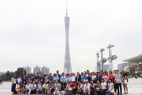 ▲ 考察团在广州塔前留影。