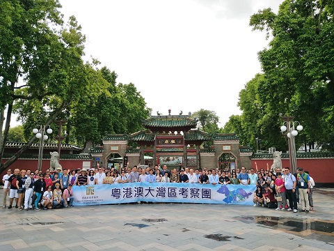 ▲ 考察团在佛山祖庙前留影。