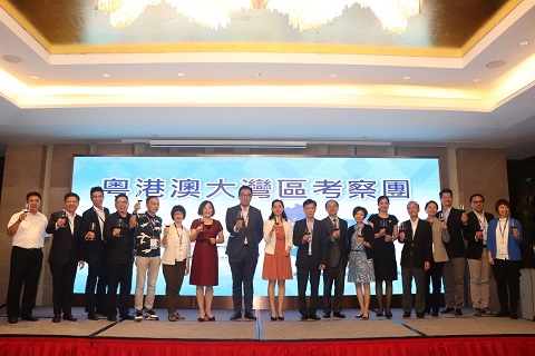 ▲ 在广州旅游推介会暨交流晚宴上举行祝酒仪式。