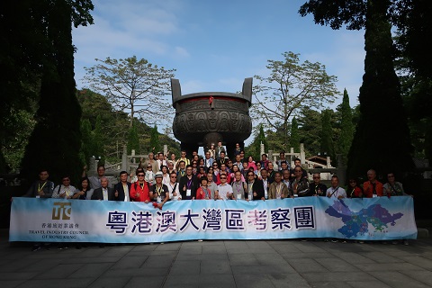▲ 考察团在肇庆鼎湖山宝鼎园留影。